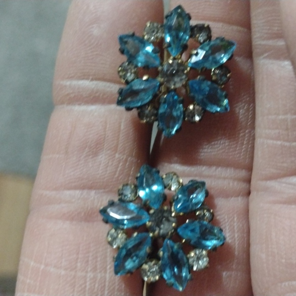 VINTAGE 30s CZECH FLORAL BOHEMIAN GLASS STONE BRASS SCREWBACK 1" EARRINGS - Picture 3 of 9